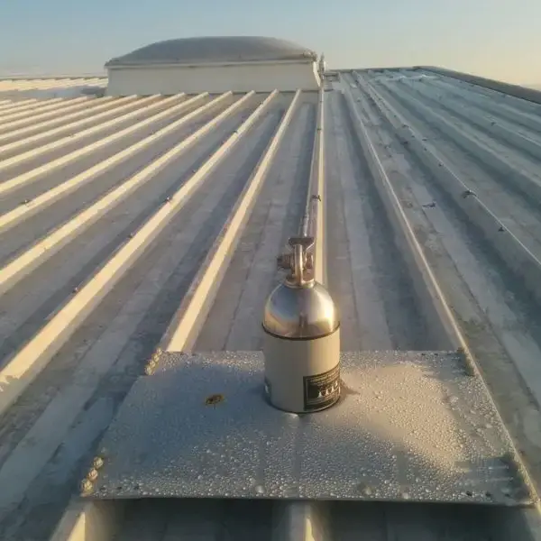 Tetőzeti mentőkötél-rendszer és lépcsők felszerelése - Eaton gyár (Nagybánya)